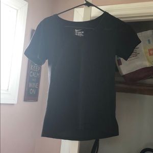 Black nike tee